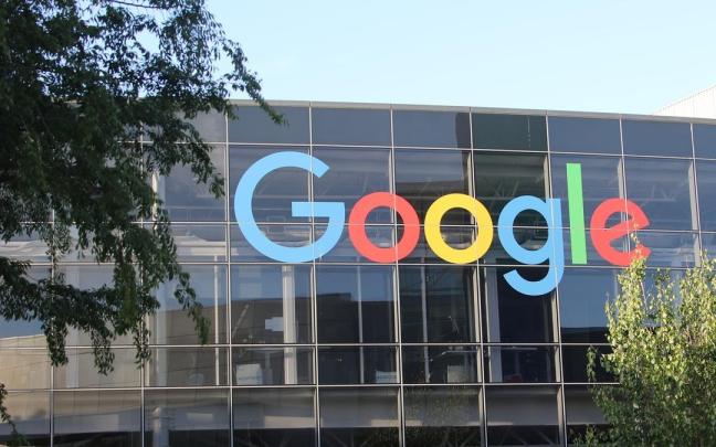 El logo de Google sobre la fachada de la sede central de Alphabet en Mountain View, EE.UU. El logo de Google sobre la fachada de la sede central de Alphabet en Mountain View, EE.UU.
