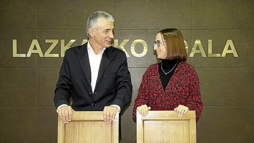 El alcalde Kepa Zubiarrain junto a Eneritz Miranda, concejala de Hacienda.