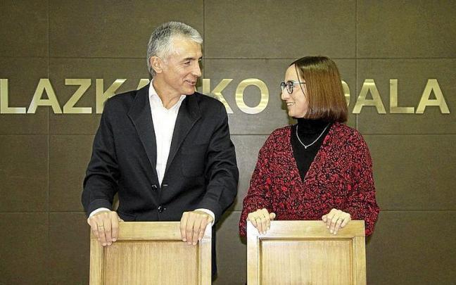 El alcalde Kepa Zubiarrain junto a Eneritz Miranda, concejala de Hacienda.