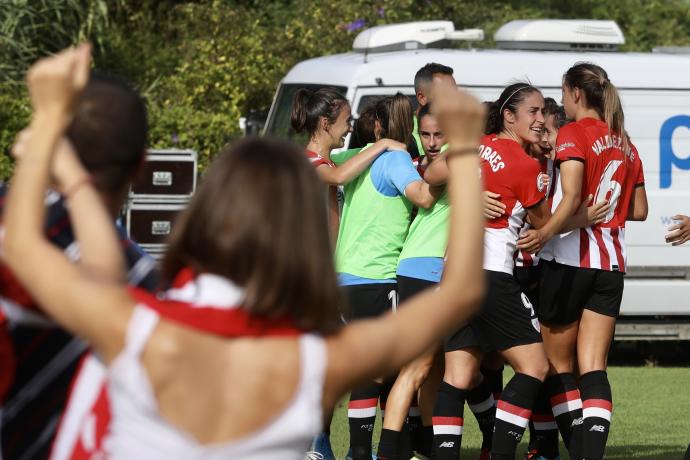 Las jugadoras del Athletic celebran la victoria en la final de la Euskal Herria Kopa ante el Alavés (2-1).