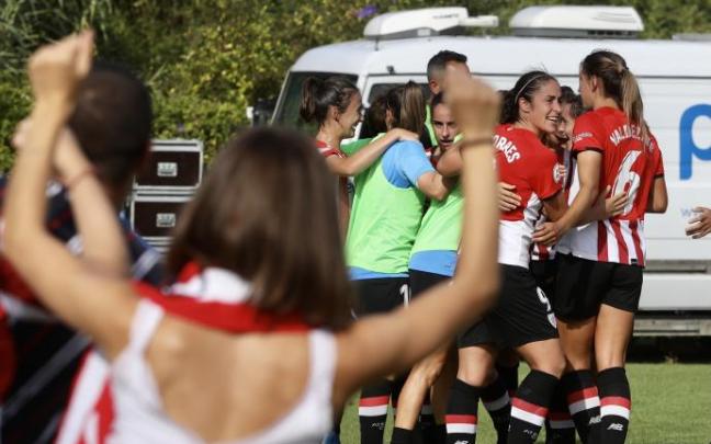 Las jugadoras del Athletic celebran la victoria en la final de la Euskal Herria Kopa ante el Alavés (2-1).
