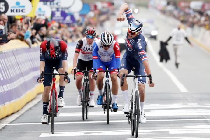 Van der Poel celebra la victoria en el Tour de Flandes.