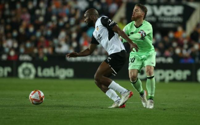 Muniain pugna por el balón con Foulquier Muniain pugna por el balón con Foulquier