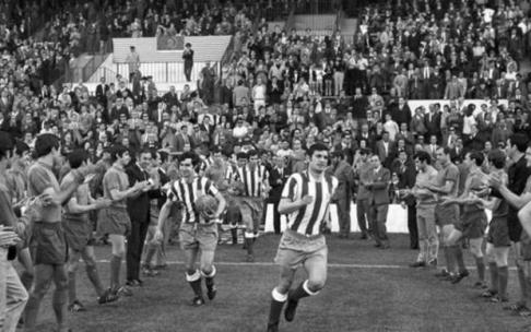 Los jugadores del Athletic realizan el pasillo de honor al Atlético. Los jugadores del Athletic realizan el pasillo de honor al Atlético.