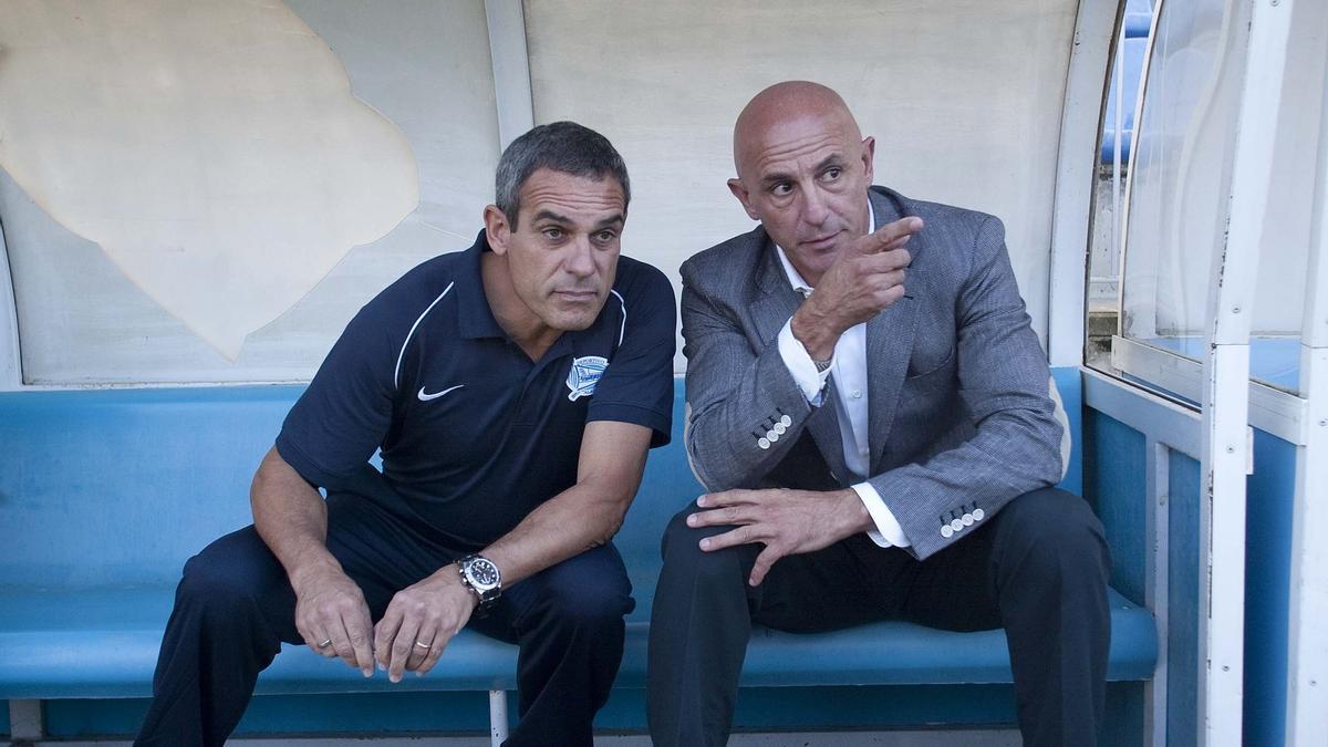 De la Fuente, entrenador del Alavés, y Ocenda durante el partido Alavés - Amorebieta de la liga de Segunda B