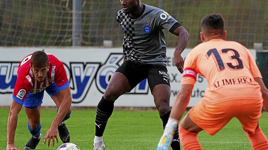 Sylla tuvo una buena ocasión de marcar contra el Sporting, pero el disparo se le marchó arriba. | FOTO: JORGE MUÑOZ