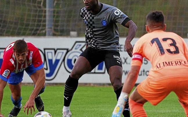 Sylla tuvo una buena ocasión de marcar contra el Sporting, pero el disparo se le marchó arriba. | FOTO: JORGE MUÑOZ Sylla tuvo una buena ocasión de marcar contra el Sporting, pero el disparo se le marchó arriba. | FOTO: JORGE MUÑOZ