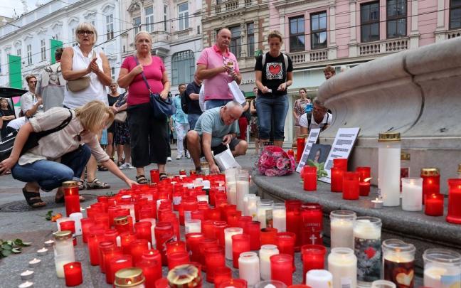 Varias personas encienden velas en recuerdo a la doctora. Varias personas encienden velas en recuerdo a la doctora.
