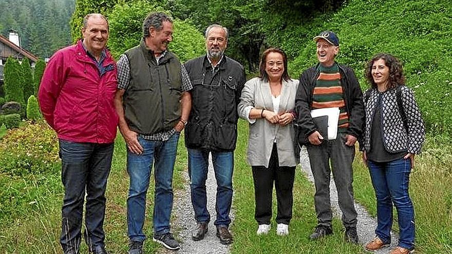 Visita a un tramo de vía verde a su paso por Leintz Gatzaga . | FOTO: N.G.