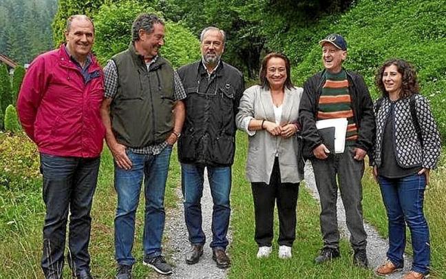 Visita a un tramo de vía verde a su paso por Leintz Gatzaga . | FOTO: N.G. Visita a un tramo de vía verde a su paso por Leintz Gatzaga . | FOTO: N.G.