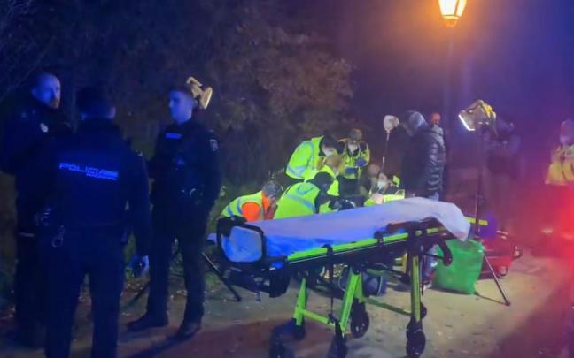 Los equipos de emergencias atienden al menor apuñalado en Madrid.