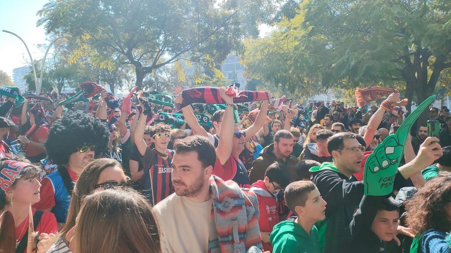 Vídeo: la marea baskonista no decae y calienta Badalona
