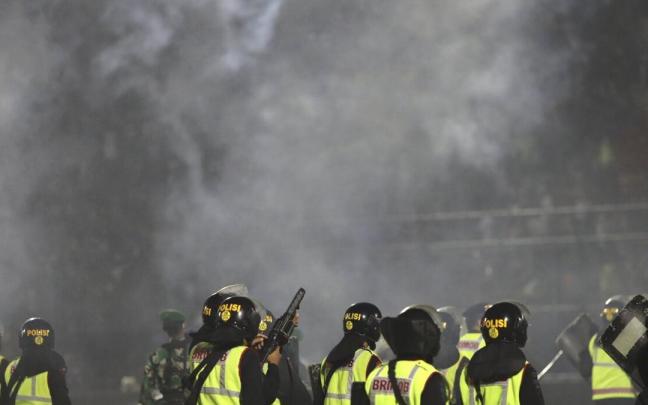 El fútbol mundial se suma a las muestras de condolencia y expresa su solidaridad con los familiares de las víctimas de la tragedia del Estadio de Kanjuruhan, en la isla de Java. El fútbol mundial se suma a las muestras de condolencia y expresa su solidaridad con los familiares de las víctimas de la tragedia del Estadio de Kanjuruhan, en la isla de Java.