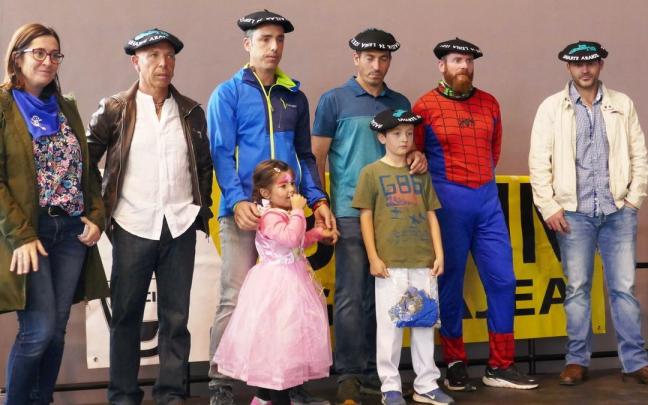 Aizkolaris y korrikalaris, todos ganadores, con la presidenta de Adano.