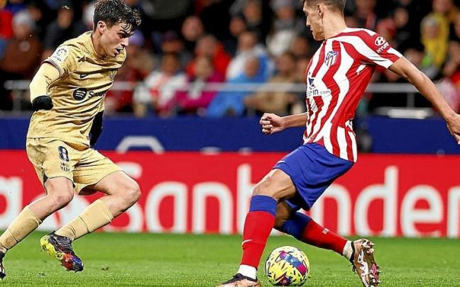 Pedri, intentando regatear a un defensa colchonero.