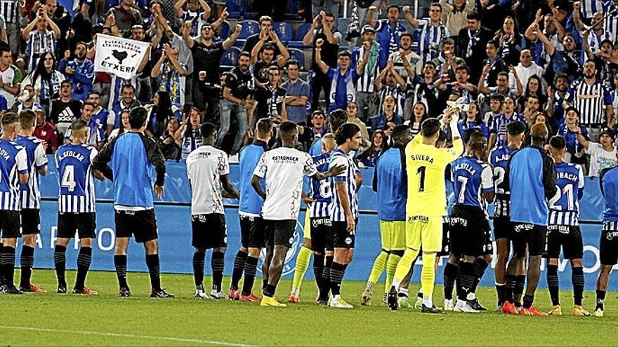 Los jugadores del Alavés agradecen con un aplauso a la afición el apoyo mostrado en el duelo ante el Mirandés. | FOTO: IÑIGO FORONDA