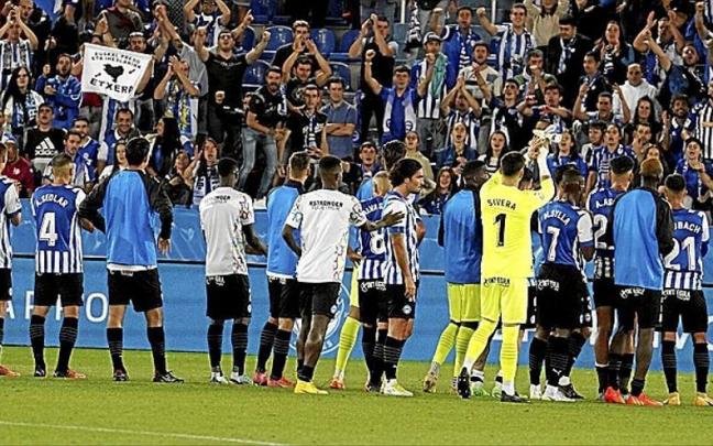 Los jugadores del Alav&eacute;s agradecen con un aplauso a la afici&oacute;n el apoyo mostrado en el duelo ante el Mirand&eacute;s. | FOTO: I&Ntilde;IGO FORONDA