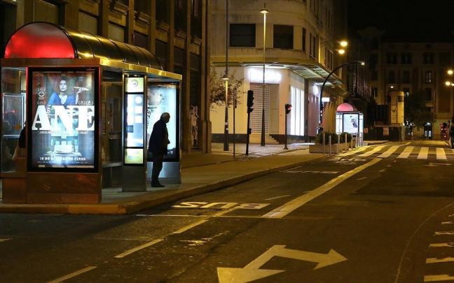 Un hombre espera la llegada de la última villavesa en Pamplona. Un hombre espera la llegada de la última villavesa en Pamplona.