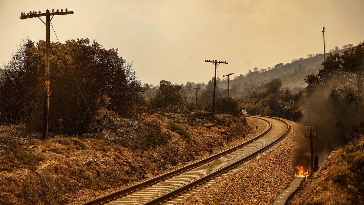 Fuego en las vías del tren del trayecto entre València y Zaragoza.