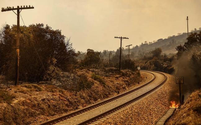 Fuego en las vías del tren del trayecto entre València y Zaragoza.
