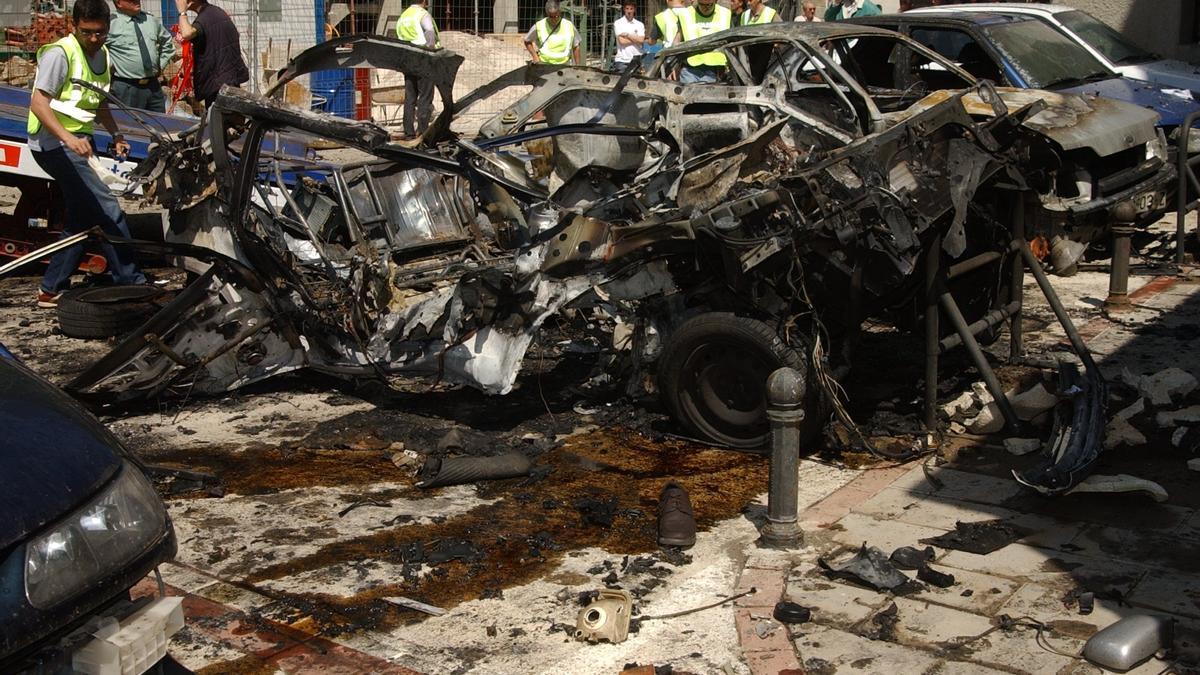 Estado en el que quedó el vehículo de los polícias nacionales en el que explotó una bomba que provocó la muerte de Julián Embid y Bonifacio Martín y heridas a Ramón Rodríguez en Sangüesa