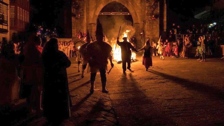 El montaje siempre termina con Olentzero en la hoguera.