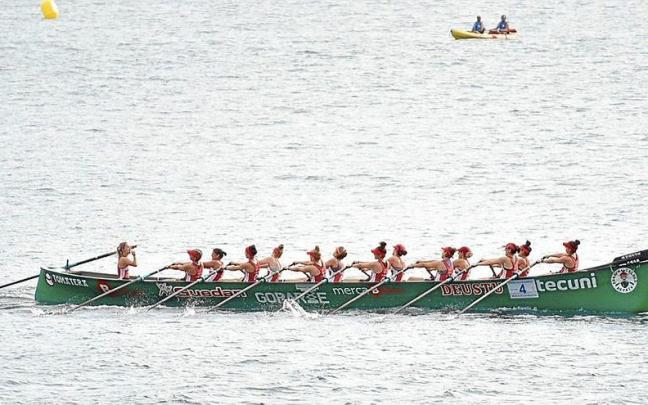 La &lsquo;Tomatera&rsquo;, en el largo de ida durante la clasificatoria de la Bandera de La Concha.
