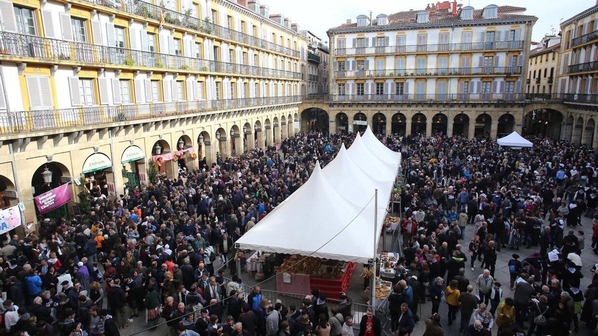 Ambiente en Plaza Constitución en una edición de Santo Tomás anterior a la pandemia.