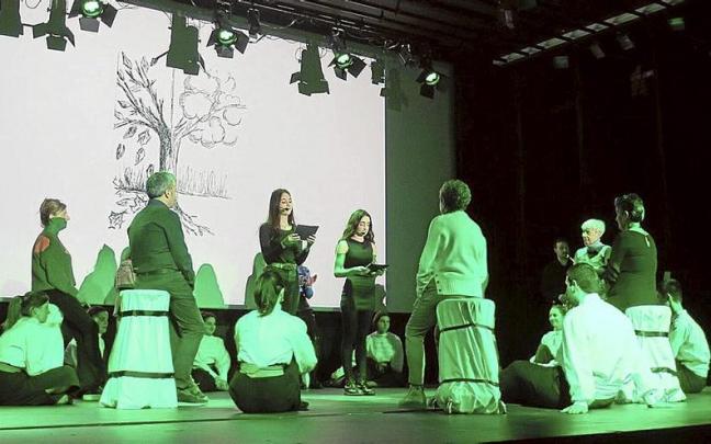 Las presentadoras, los dantzaris y los miembros del Foro Ciudadano.