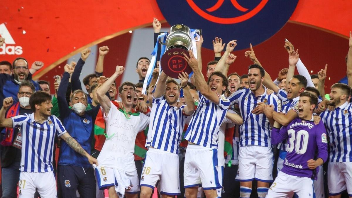 Illarramendi y Oyarzabal alzan la Copa del Rey, el 3 de abril de 2021 en La Cartuja.