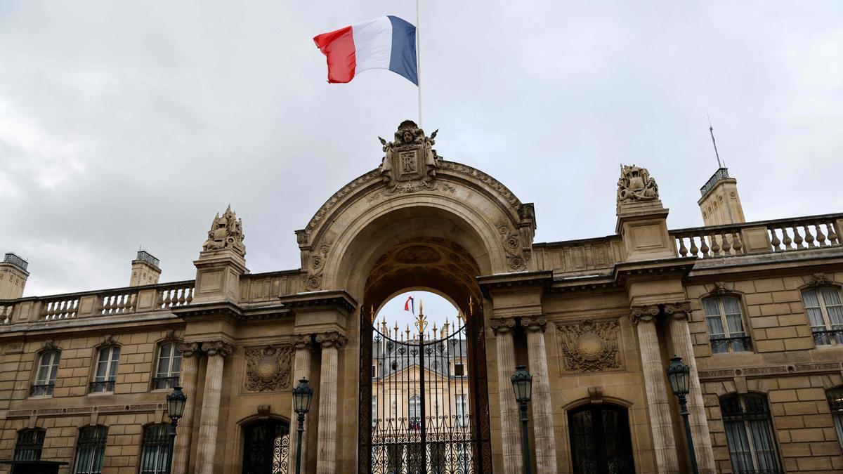 La bandera francesa ondea en el palacio presidencial del Elíseo (París).
