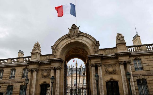 La bandera francesa ondea en el palacio presidencial del Elíseo (París). La bandera francesa ondea en el palacio presidencial del Elíseo (París).