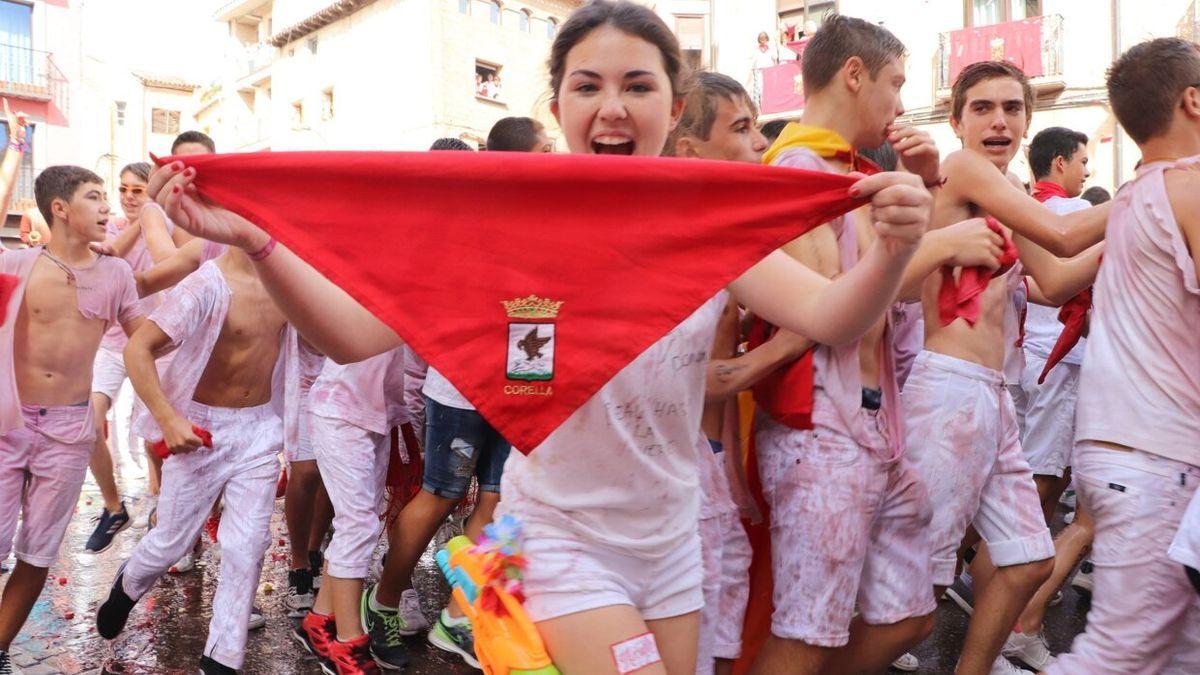 Una chica muestra el pañuelo con el escudo de Corella durante el chupinazo de 2019.