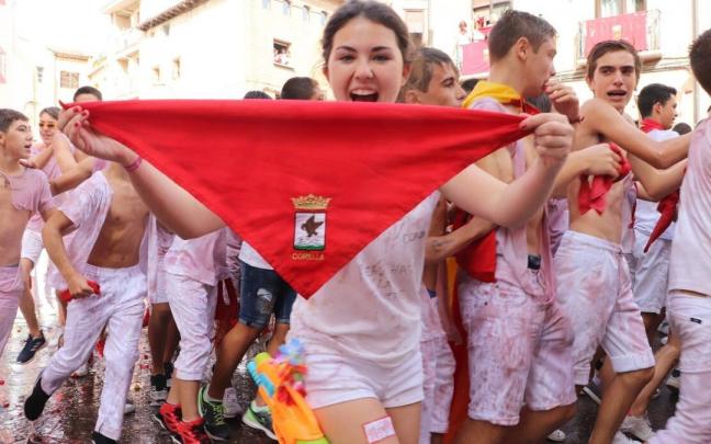 Una chica muestra el pañuelo con el escudo de Corella durante el chupinazo de 2019. Una chica muestra el pañuelo con el escudo de Corella durante el chupinazo de 2019.