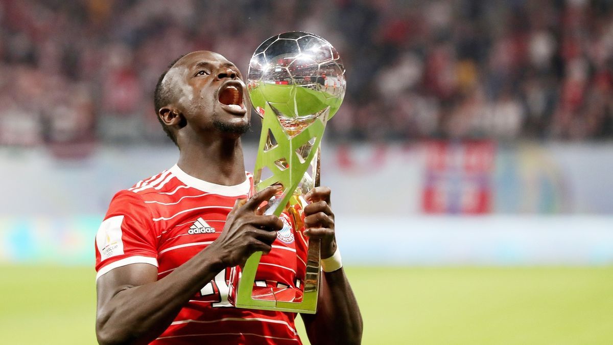 Sadio Mané celebra el título de la Supercopa alemana, el primero que conquista con la camiseta del Bayern.