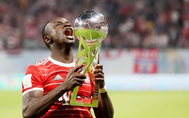 Sadio Mané celebra el título de la Supercopa alemana, el primero que conquista con la camiseta del Bayern. Sadio Mané celebra el título de la Supercopa alemana, el primero que conquista con la camiseta del Bayern.