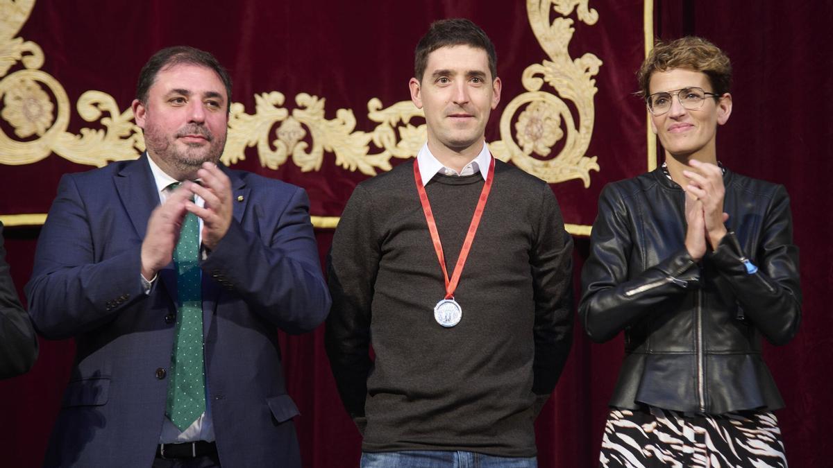 Mikel Nieve recibe la Medalla de Plata al Mérito Deportivo de Navarra.