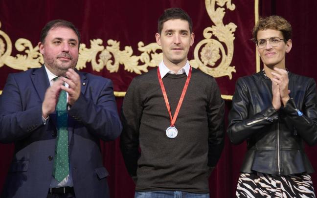 Mikel Nieve recibe la Medalla de Plata al Mérito Deportivo de Navarra. Mikel Nieve recibe la Medalla de Plata al Mérito Deportivo de Navarra.
