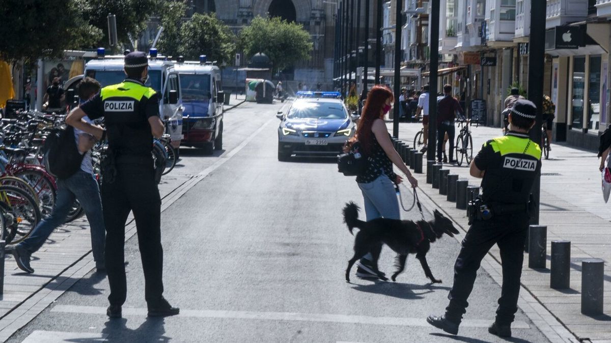 Dos agentes municipales en el centro de Vitoria.