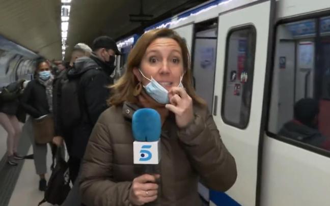 Sandra Mir, a punto de entrar al metro para hacer el reportaje. Sandra Mir, a punto de entrar al metro para hacer el reportaje.