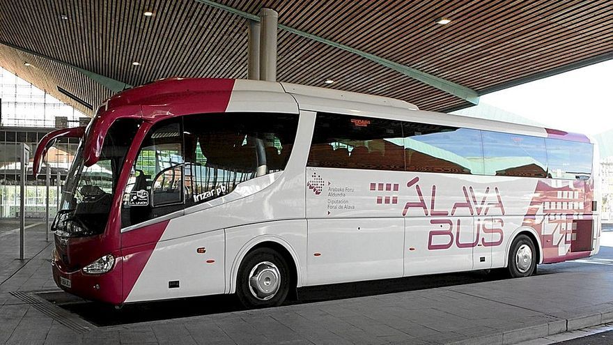 Autobús de la Diputación Foral de Álava aparcado en la estación. | FOTO: PILAR BARCO