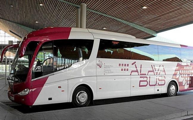 Autobús de la Diputación Foral de Álava aparcado en la estación. | FOTO: PILAR BARCO Autobús de la Diputación Foral de Álava aparcado en la estación. | FOTO: PILAR BARCO