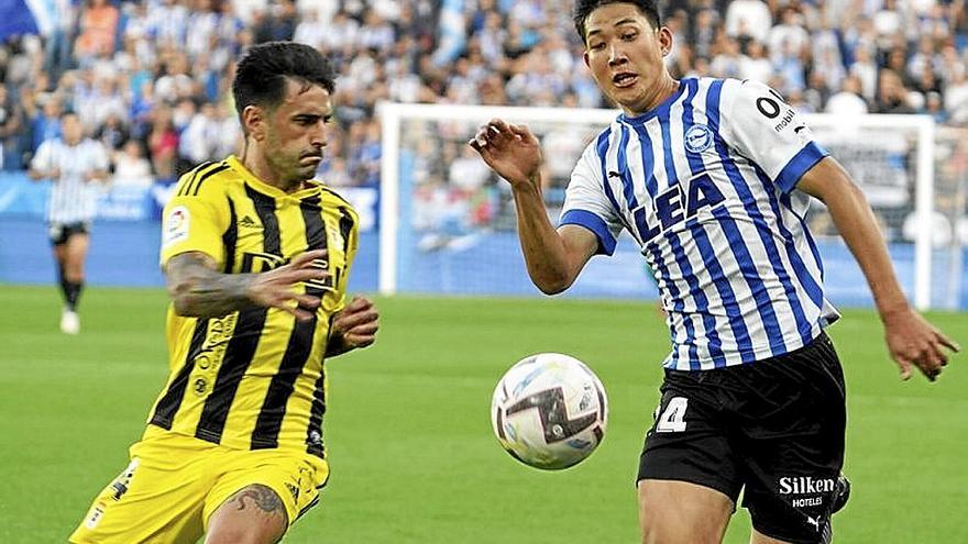 Taichi dispuesta un balón con la zamarra albiazul.