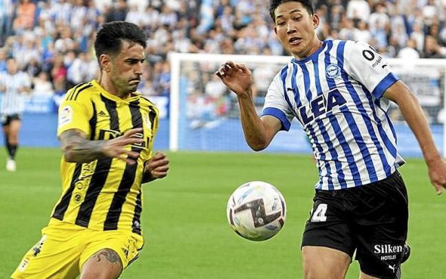 Taichi dispuesta un bal&oacute;n con la zamarra albiazul.