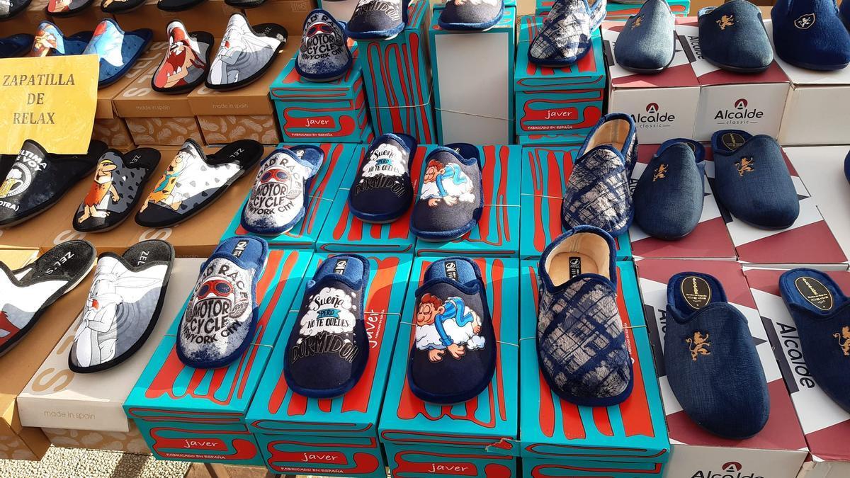 En este puesto de Vitoria tienen zapatillas de casa muy originales para regalar estas Navidades.