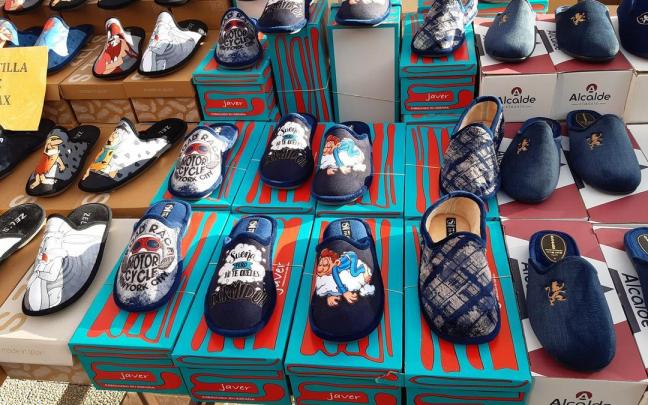En este puesto de Vitoria tienen zapatillas de casa muy originales para regalar estas Navidades.