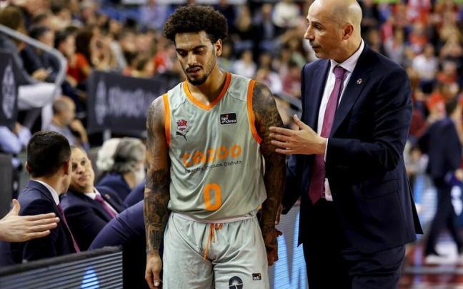 Peñarroya charla con Howard, durante un partido de esta temporada