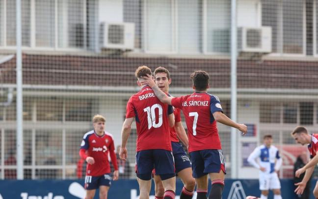 Asier Osambela (c) felicitando a Barbero