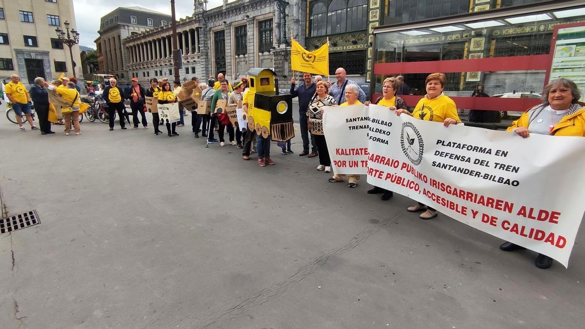 Manifestación de la plataforma en defensa del tren Santander-Bilbao.