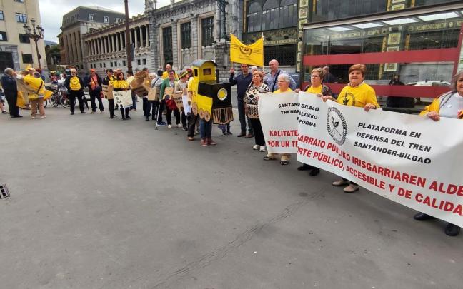 Manifestaci&oacute;n de la plataforma en defensa del tren Santander-Bilbao.